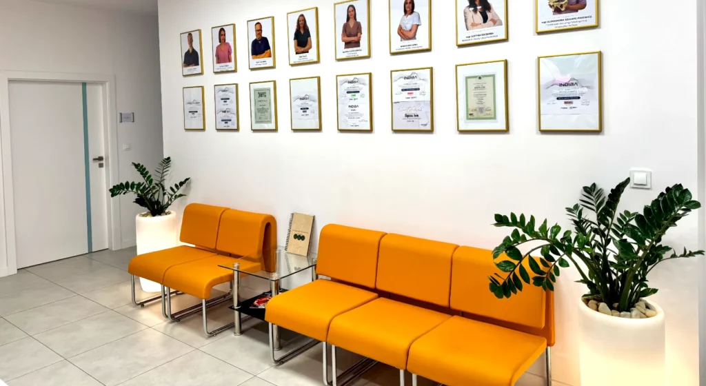 Centrum rehabilitacji i fizjoterapii Warszawa recepcja wnętrze klinika